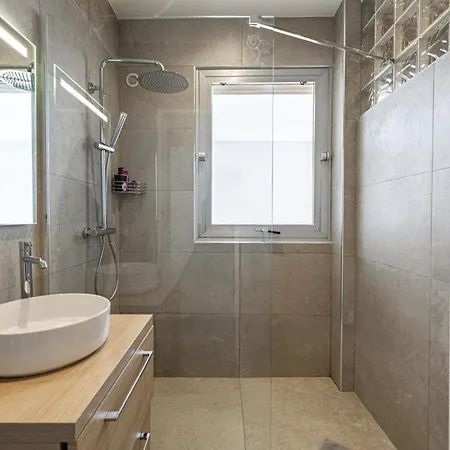 72 Mar - Stunning 2-bedroom Rooftop With Sea View - Parking Апартаменты *